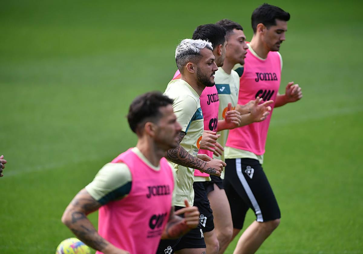 Varios jugadores del Eibar calientan entrenan en Ipurua.