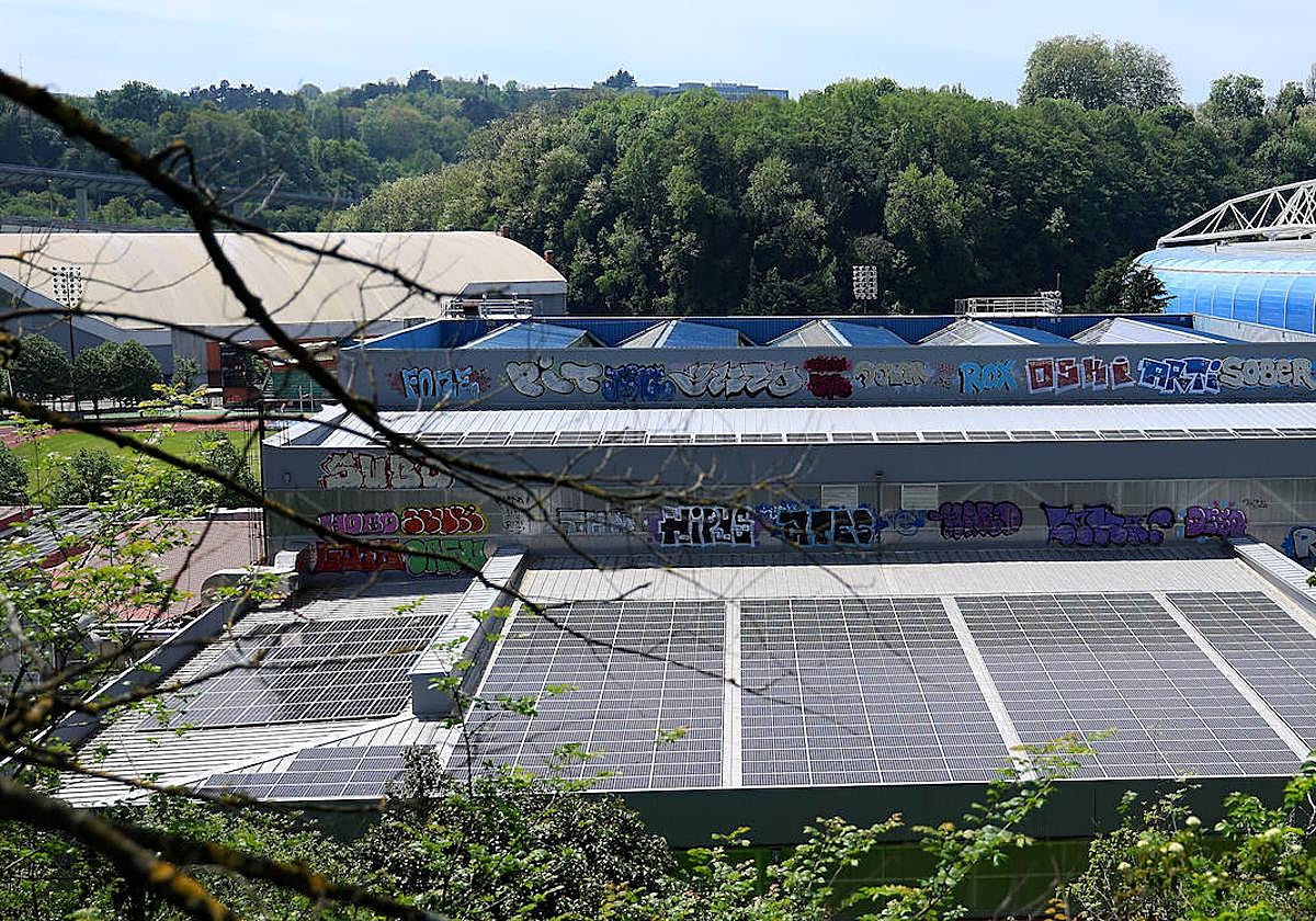 Nuevas placas solares fotovoltaicas recientemente instaladas en el tejado de las piscinas Paco Yoldi.