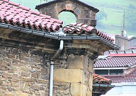 Imagen secundaria 1 - Desconchados y agujeros son visibles en el exterior.