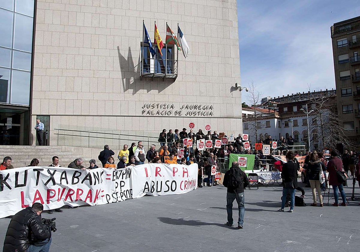 Una de las concentraciones celebradas ante los juzgados de Donostia contra el IRPH.