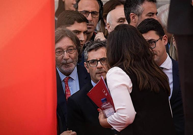 El ministro Félix Bolaños, fuera de la tribuna de autoridades en los actos del Día de Madrid.