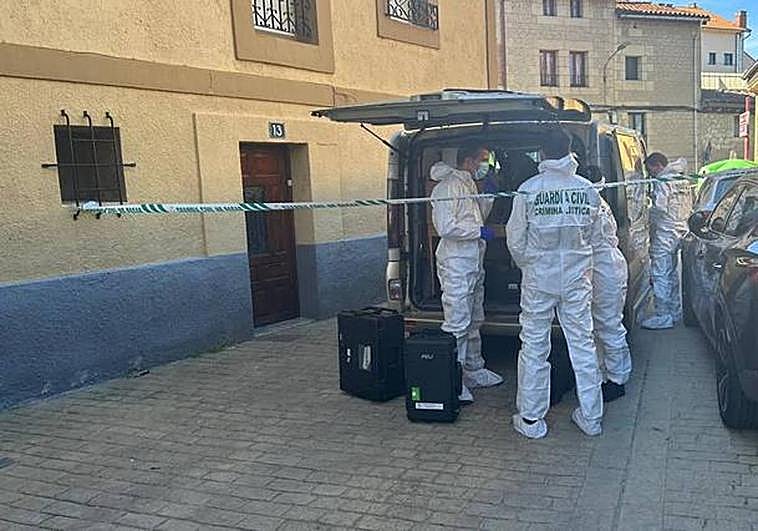 Varios efectivos de la Guardia Civil en los alrededores del domicilio de la víctima.