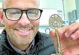 Piezas históricas. Valle muestra la llave realizada en plata maciza y bañada en oro y la hebilla para la coronación de Carlos III.