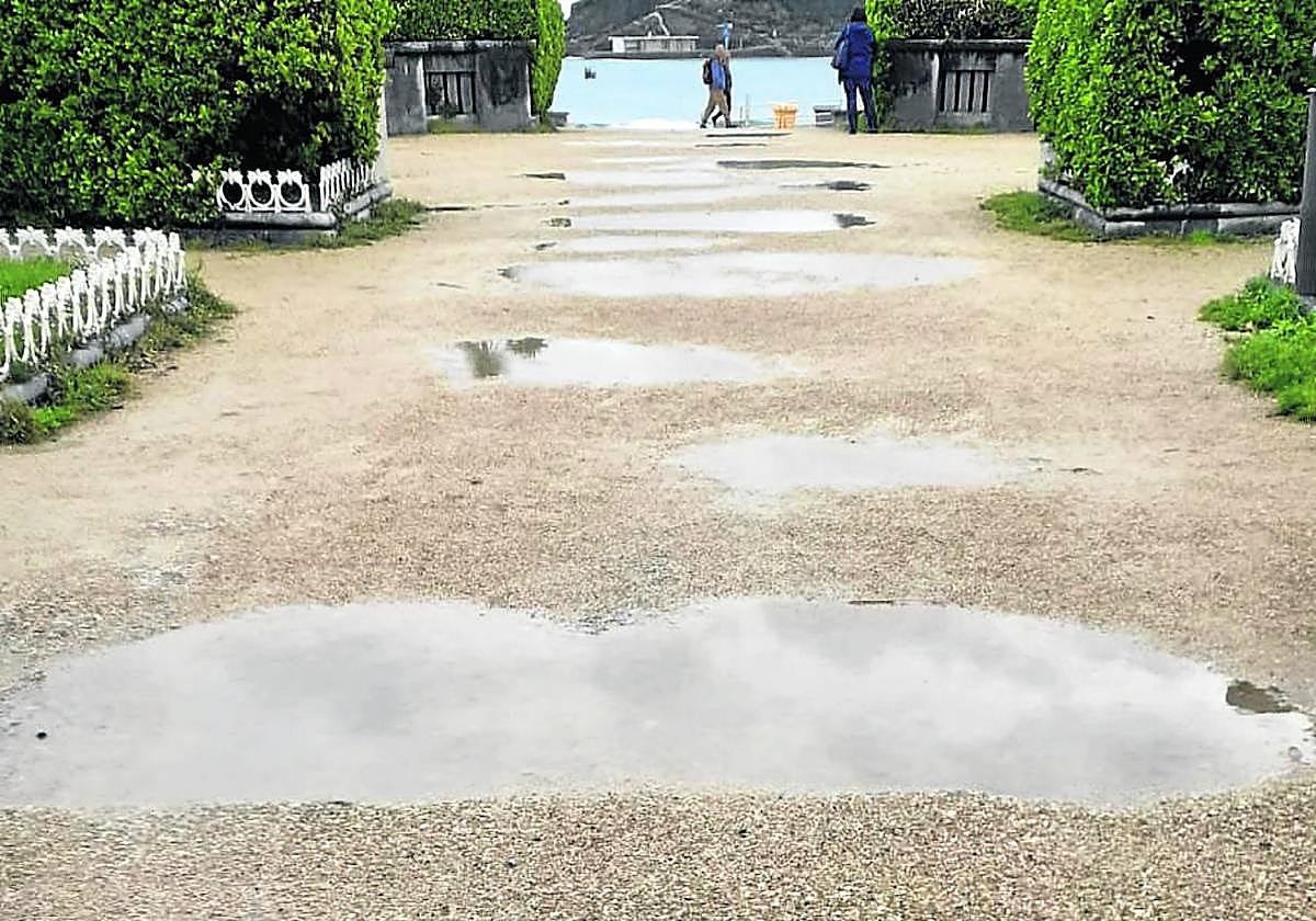 Una lectora se queja «de la situación en la que se encuentran los jardines de Ondarreta cada vez que llueve en la ciudad. La arena y las piedrecillas del jardín no son capaces de drenar el agua caída y nos podemos encontrar con la imagen de la fotografía unos cuantos días. ¿Podría el Ayuntamiento solucionar el problema?».