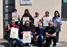 Miembros de Elkartasun sarea y representantes de los centros escolares en la presentación.