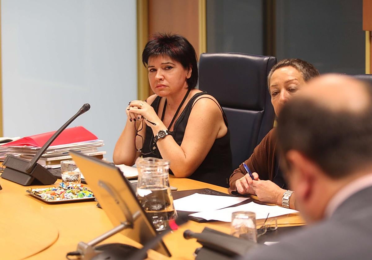 Ana Urchueguía, en una comisión del Parlamento Vasco cuando era delegada del Gobierno Vasco en Chile y Perú.