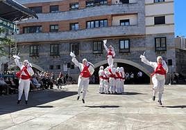 La Ezpata Dantza de Legazpi volvió a cobrar vida este miércoles, interpretada por los dantzaris de Sustraiak.