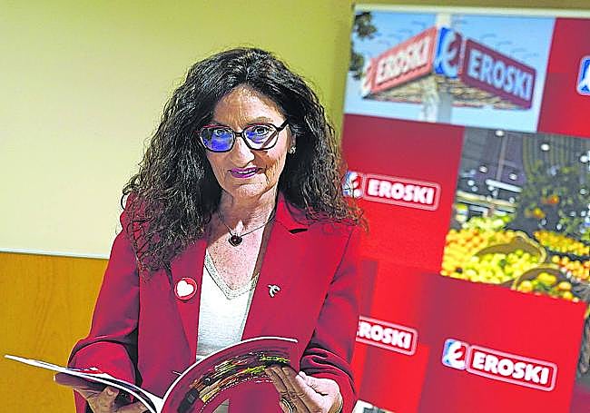Rosa Carabel, CEO del Grupo Eroski, ayer con un ejemplar de la memoria de la cooperativa.