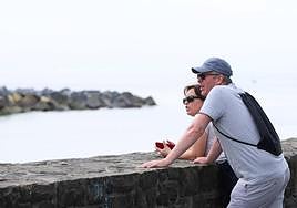 Dos personas contemplan el horizonte en Donostia.