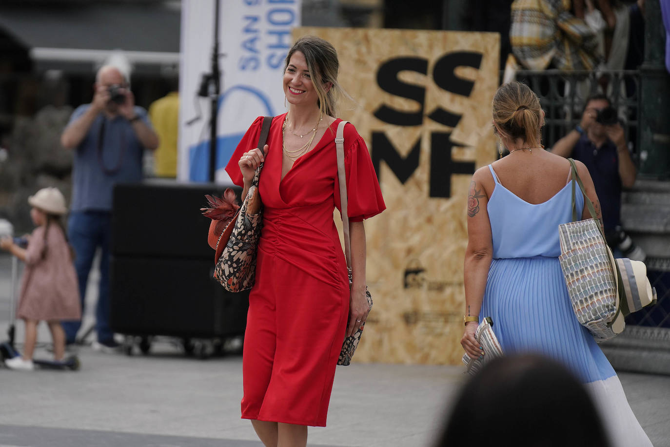 Un desfile multicolor en la Plaza Easo de San Sebastián