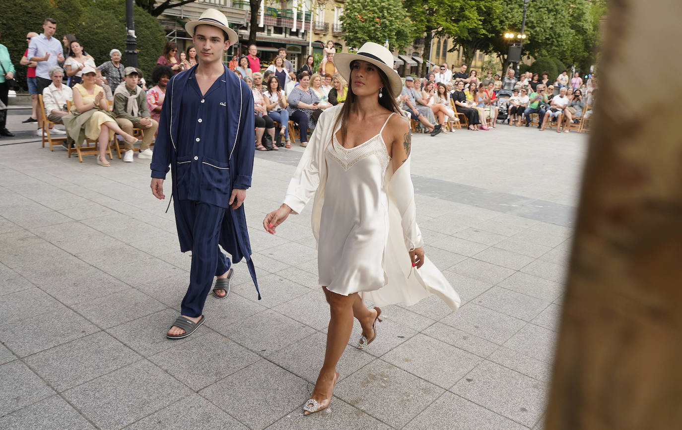 Un desfile multicolor en la Plaza Easo de San Sebastián