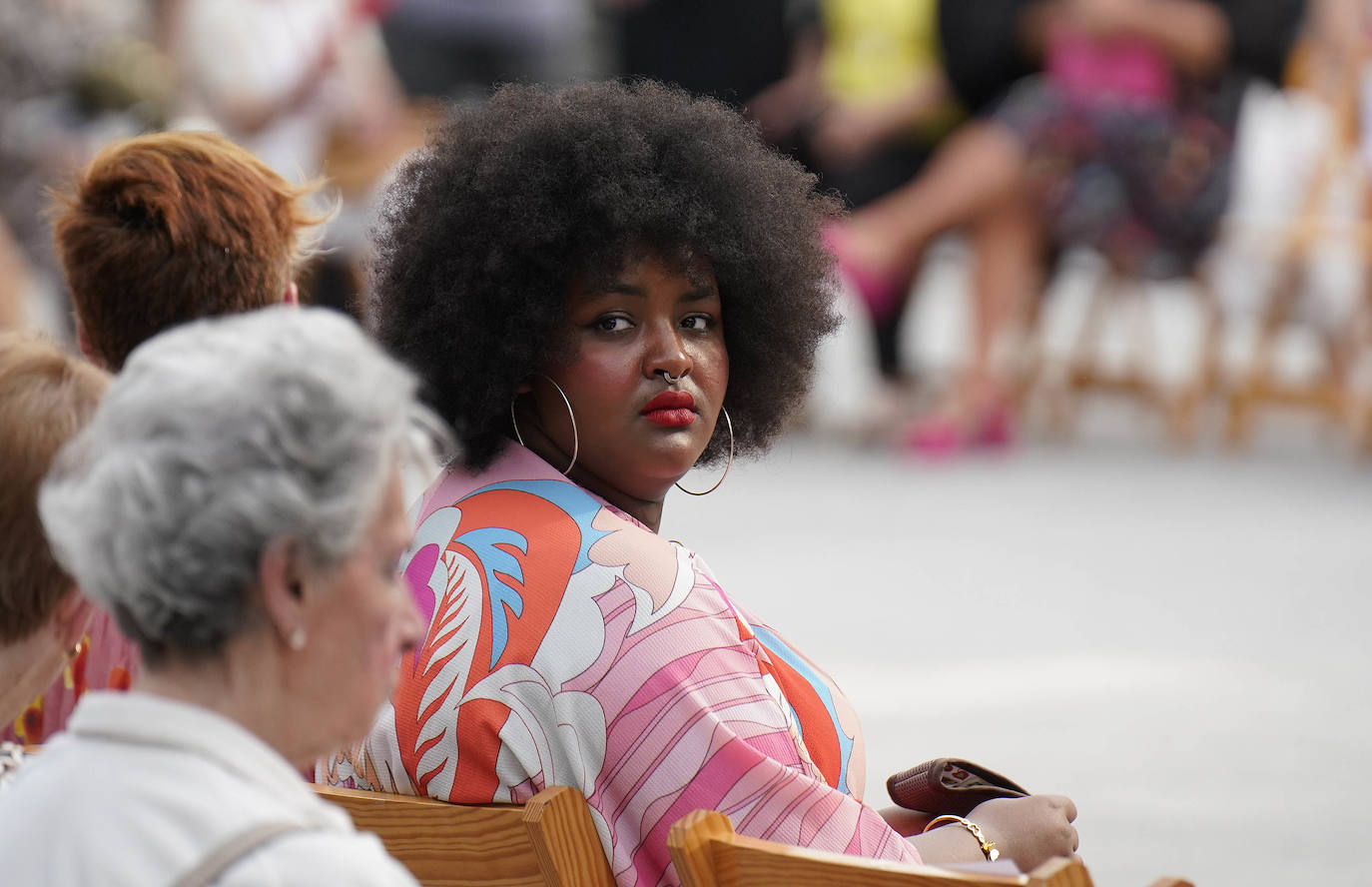 Un desfile multicolor en la Plaza Easo de San Sebastián