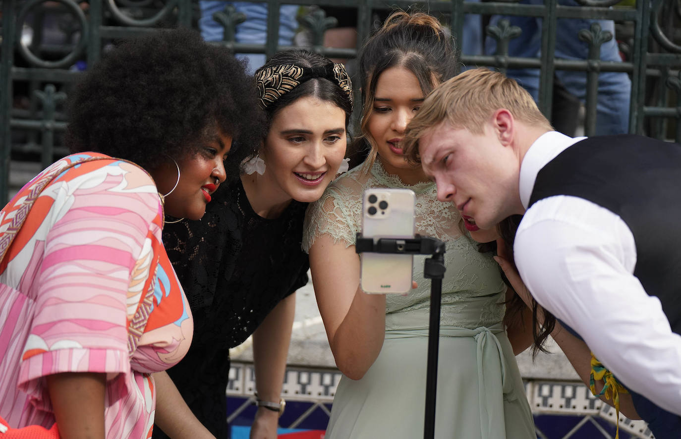 Un desfile multicolor en la Plaza Easo de San Sebastián