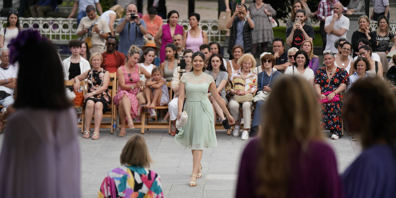 Un desfile multicolor en la Plaza Easo de San Sebastián