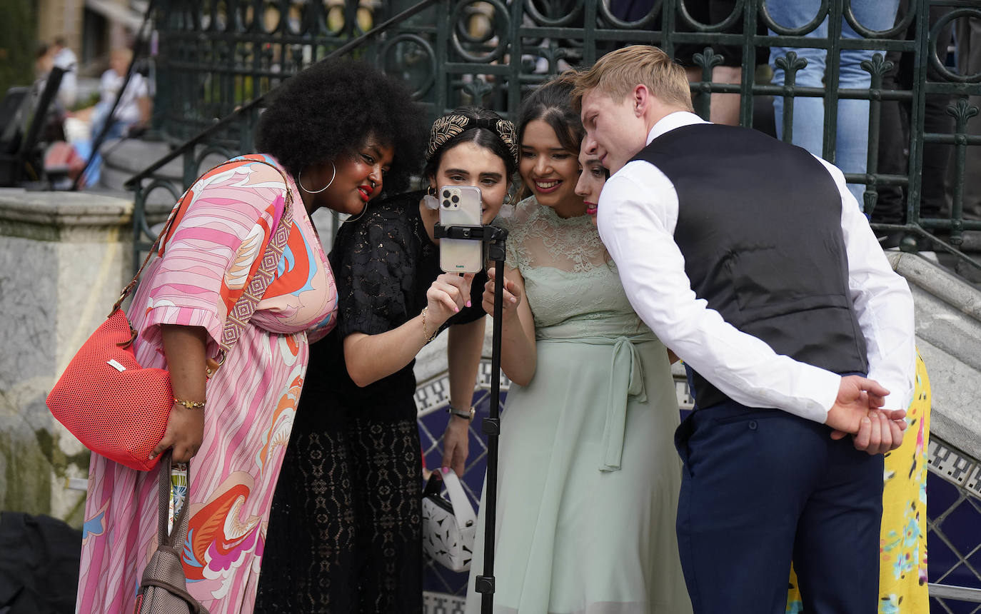 Un desfile multicolor en la Plaza Easo de San Sebastián
