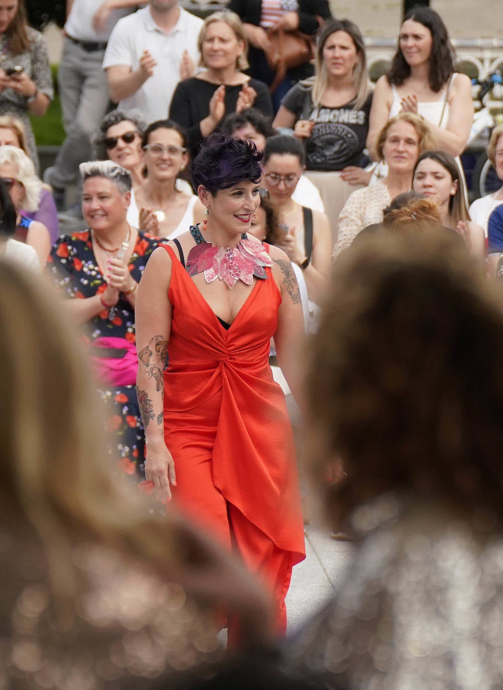 Un desfile multicolor en la Plaza Easo de San Sebastián