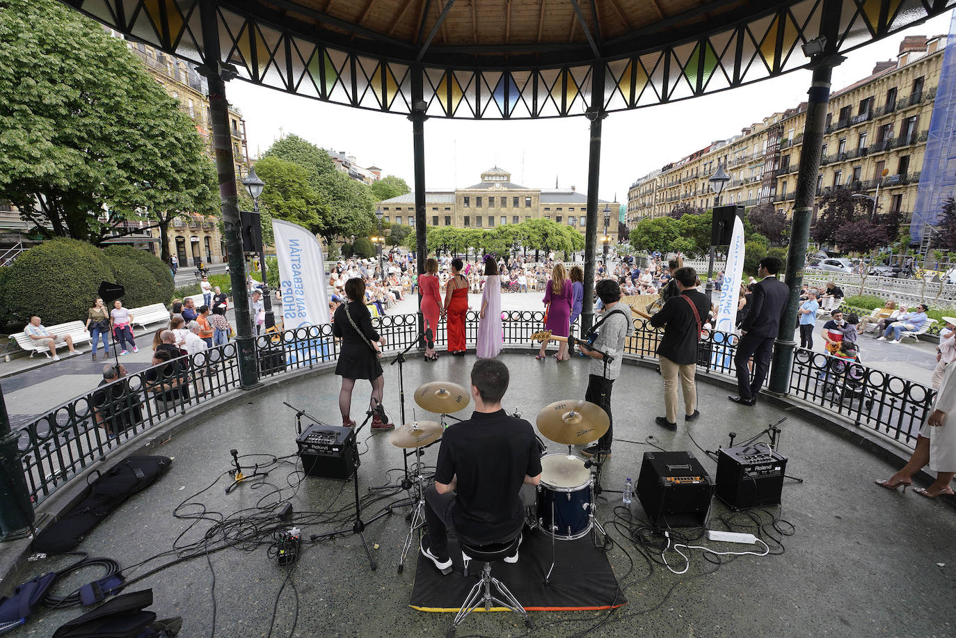 Un desfile multicolor en la Plaza Easo de San Sebastián