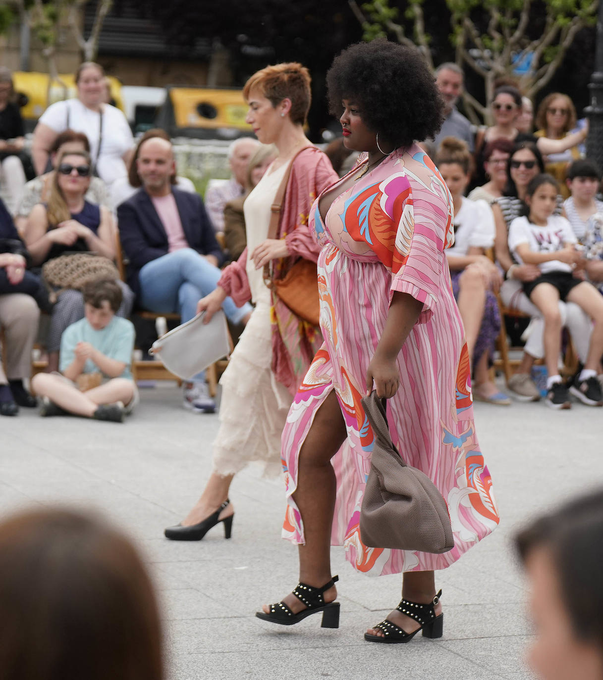 Un desfile multicolor en la Plaza Easo de San Sebastián