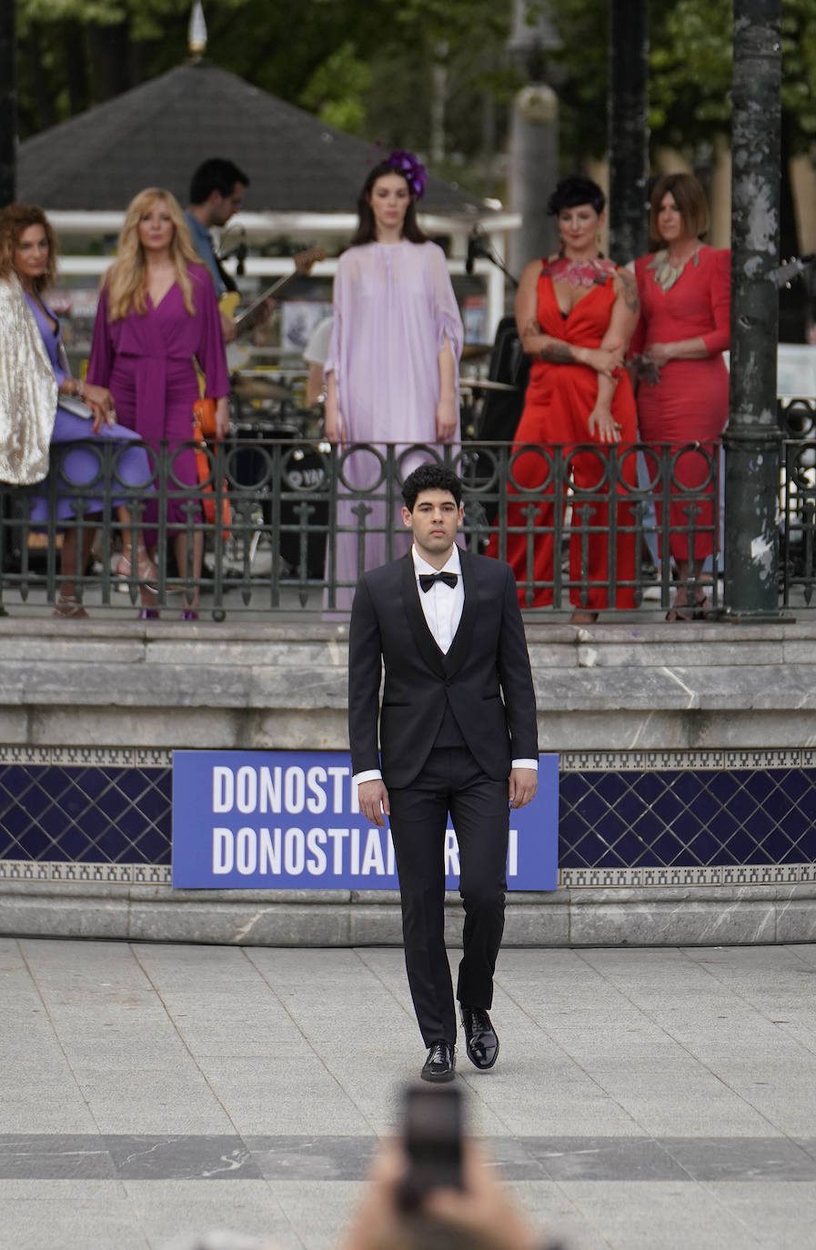 Un desfile multicolor en la Plaza Easo de San Sebastián