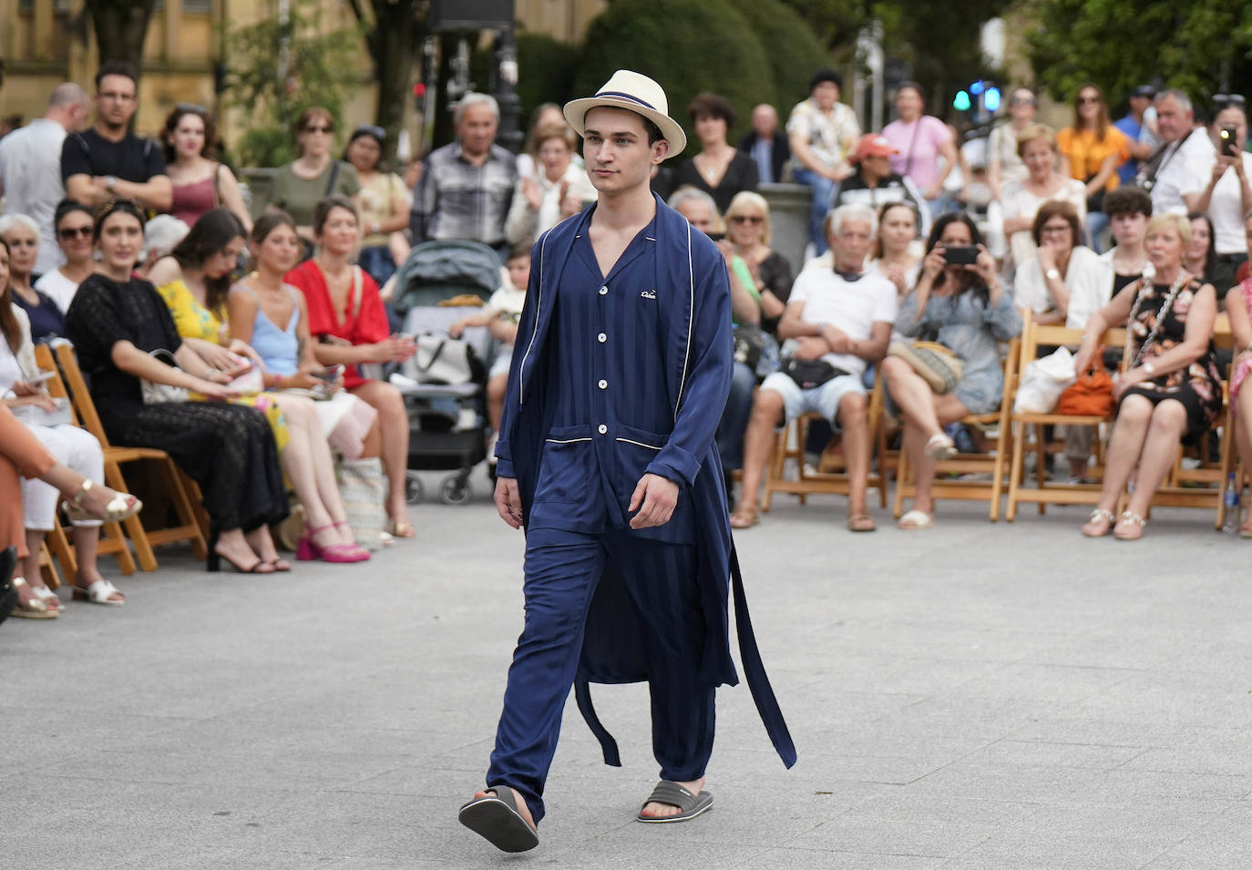 Un desfile multicolor en la Plaza Easo de San Sebastián
