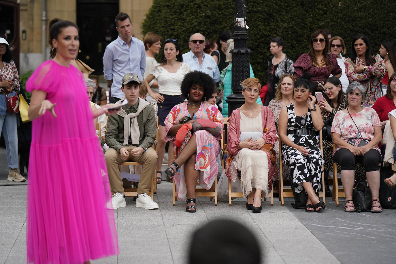 Un desfile multicolor en la Plaza Easo de San Sebastián