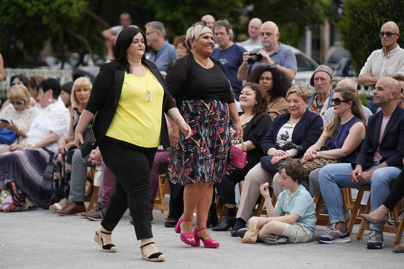 Un desfile multicolor en la Plaza Easo de San Sebastián