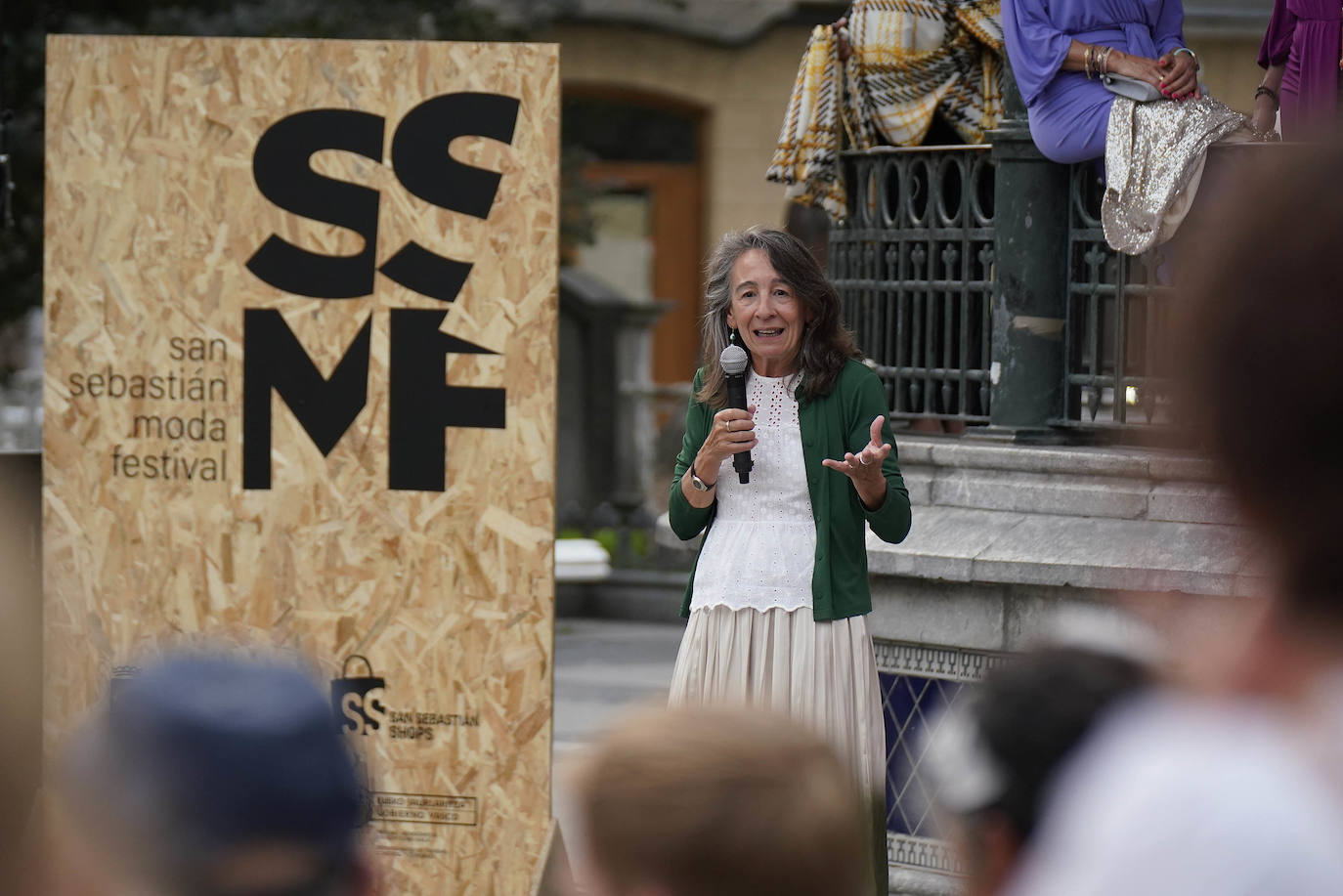 Un desfile multicolor en la Plaza Easo de San Sebastián