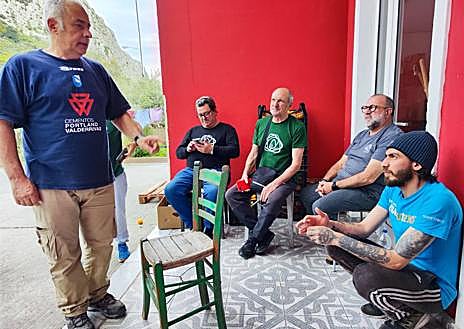 Imagen secundaria 1 - Récord solidario de Zaporeak en Lesbos