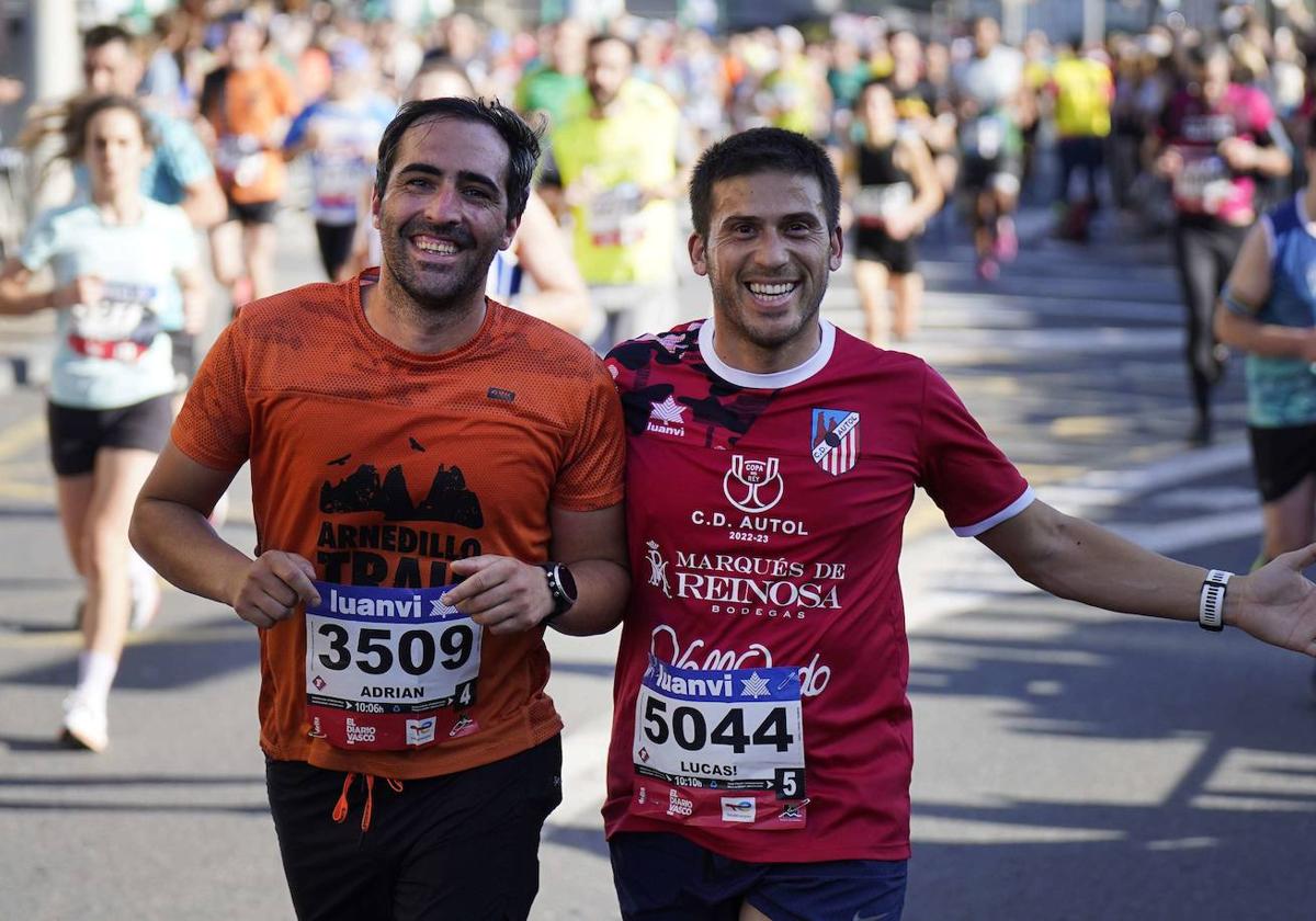 Dos corredores, en el tramo final de la pasada Behobia-San Sebastián.