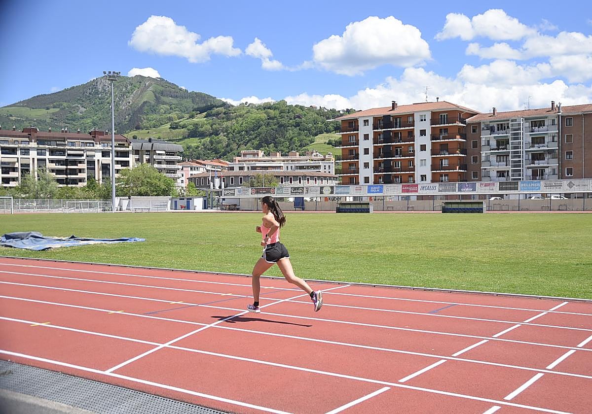 Una atleta se ejercita ayer en Berazubi.