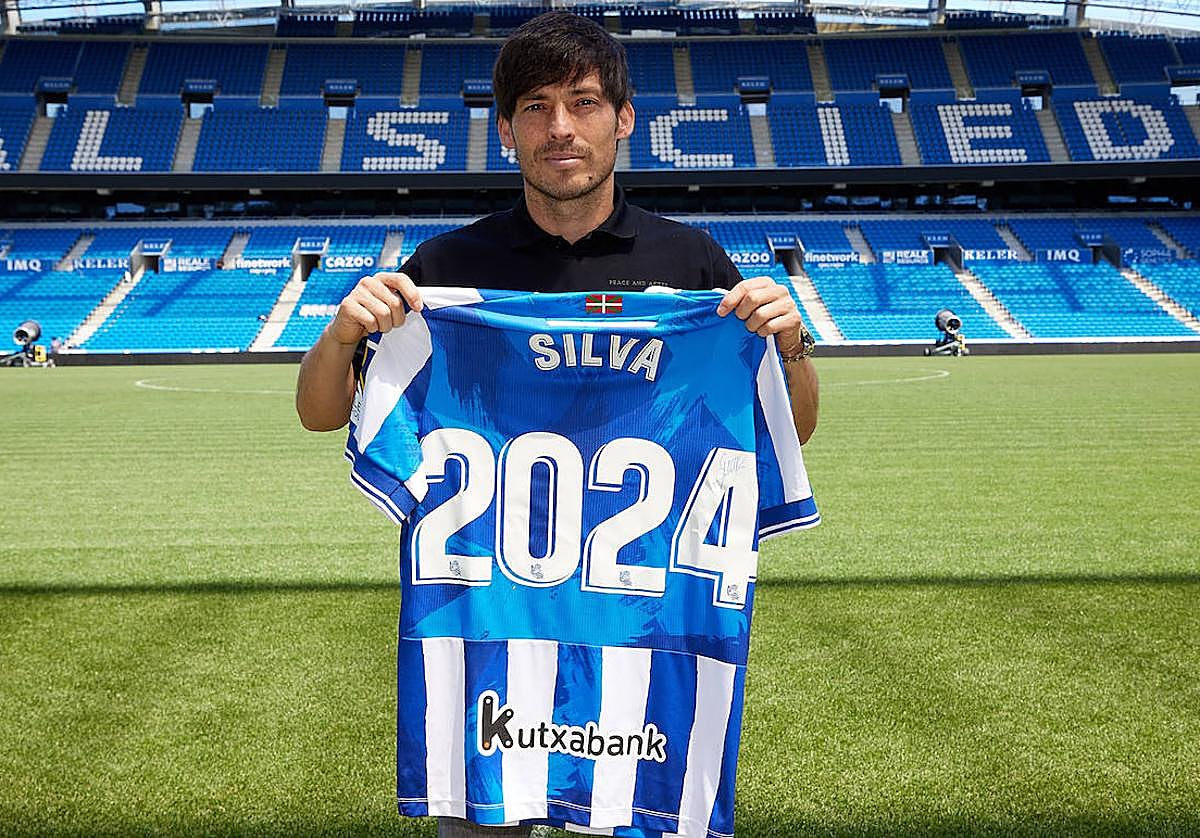 David Silva posa con una camiseta de la Real con el dorsal 2024 relativo al año de finalización de su nuevo contrato.