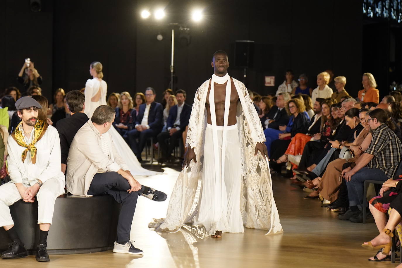 Diez estrellas deslumbran en Balenciaga