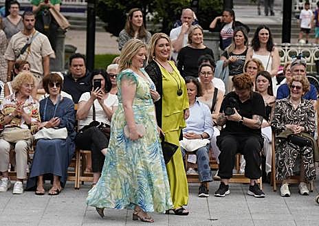 Imagen secundaria 1 - La moda local luce sus mejores galas en Easo