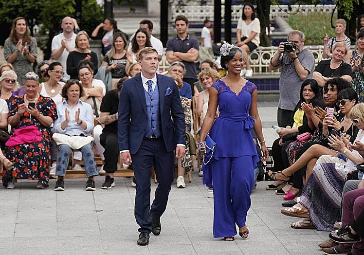 Imagen principal - La moda local luce sus mejores galas en Easo