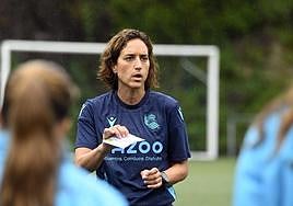 Natalia Arroyo se dirige a sus jugadoras durante un entrenamiento en Zubieta.