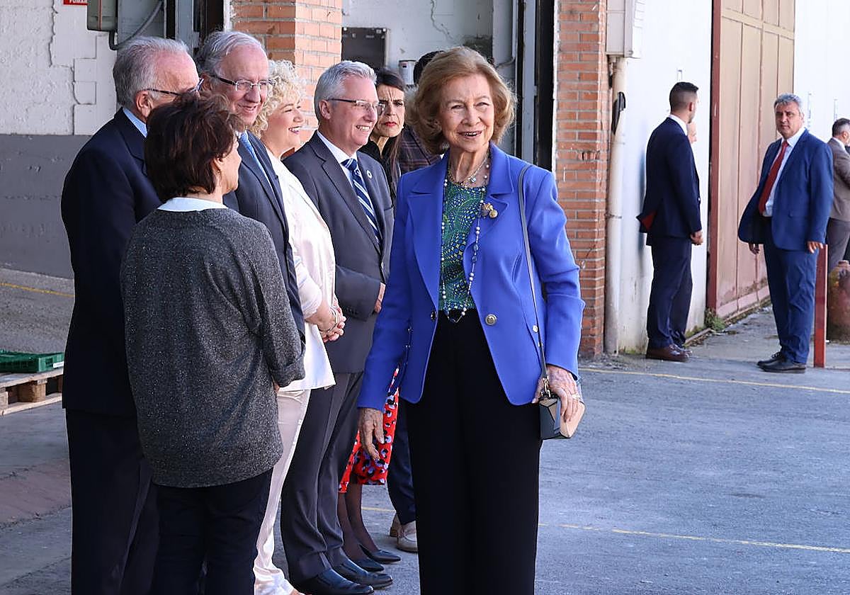 La reina Sofía se remanga en el Banco de Alimentos de Gipuzkoa