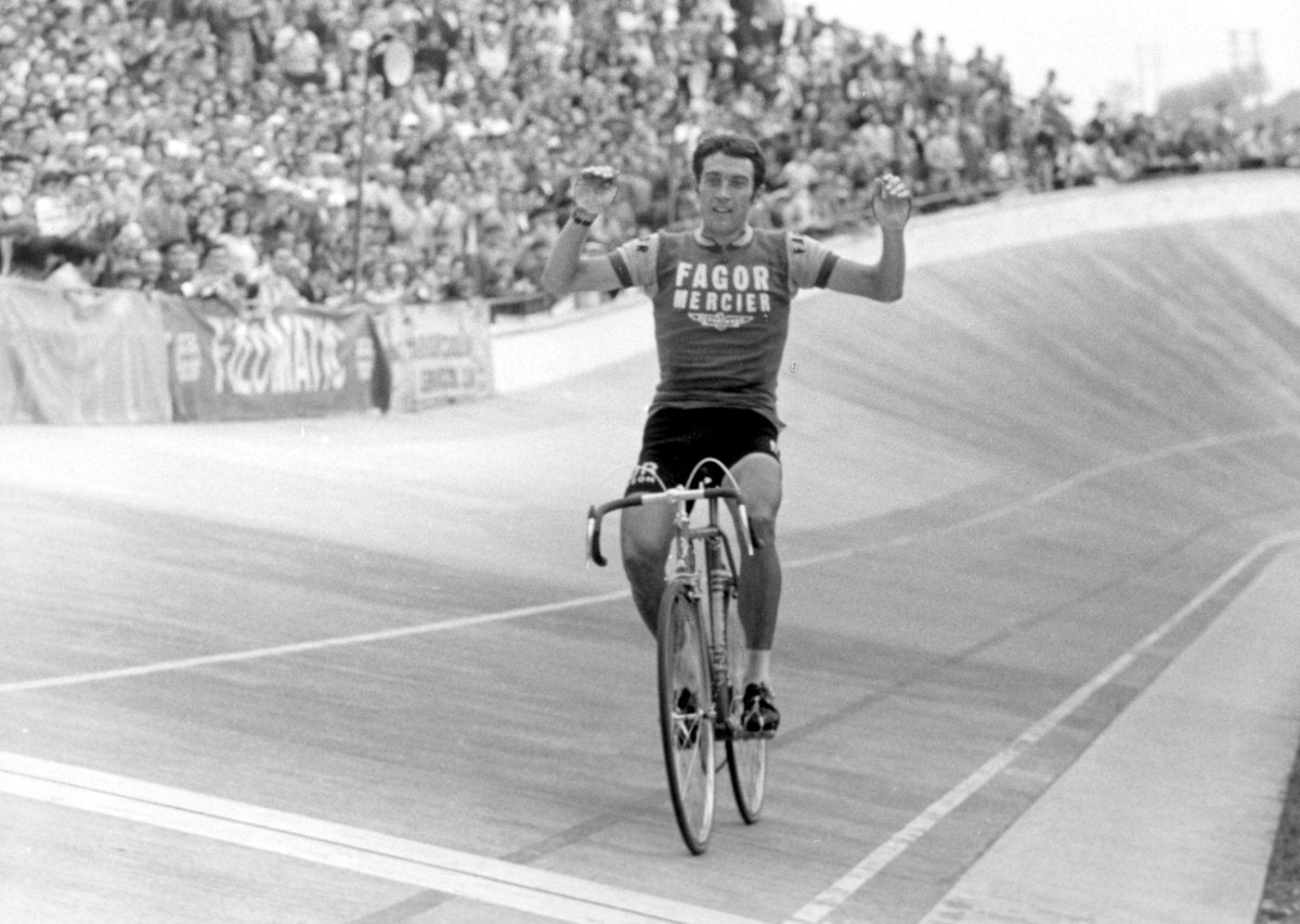 1970. Errandonea gana la 18ª etapa de la Vuelta a España en el velódromo de Anoeta.