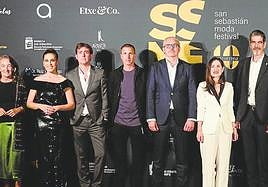 Instituciones, patrocinadores y organización posan antes de los desfiles.