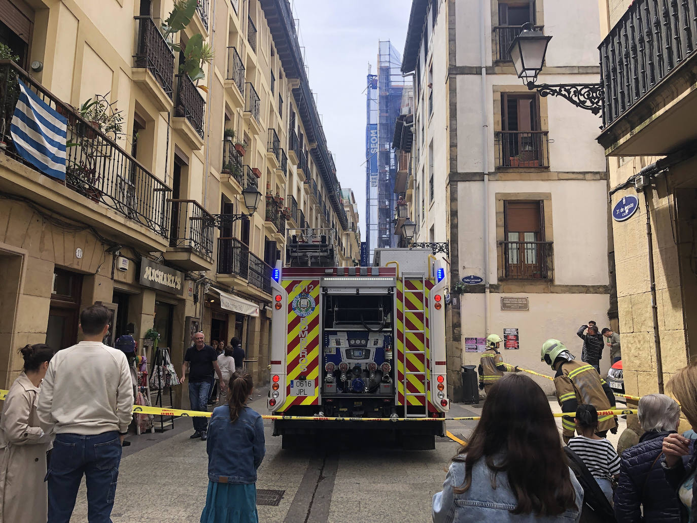 Los bomberos intervienen en la Parte Vieja de Donostia tras una pequeña explosión en una vivienda