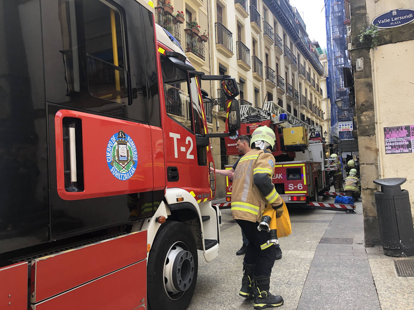 Los bomberos intervienen en la Parte Vieja de Donostia tras una pequeña explosión en una vivienda