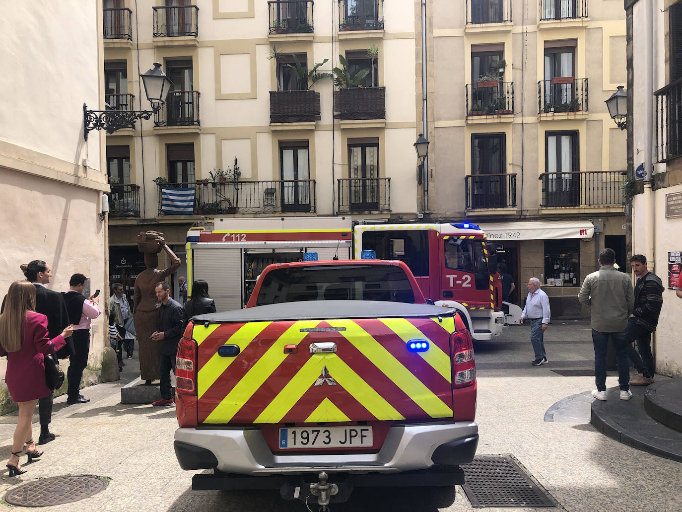 Los bomberos intervienen en la Parte Vieja de Donostia tras una pequeña explosión en una vivienda