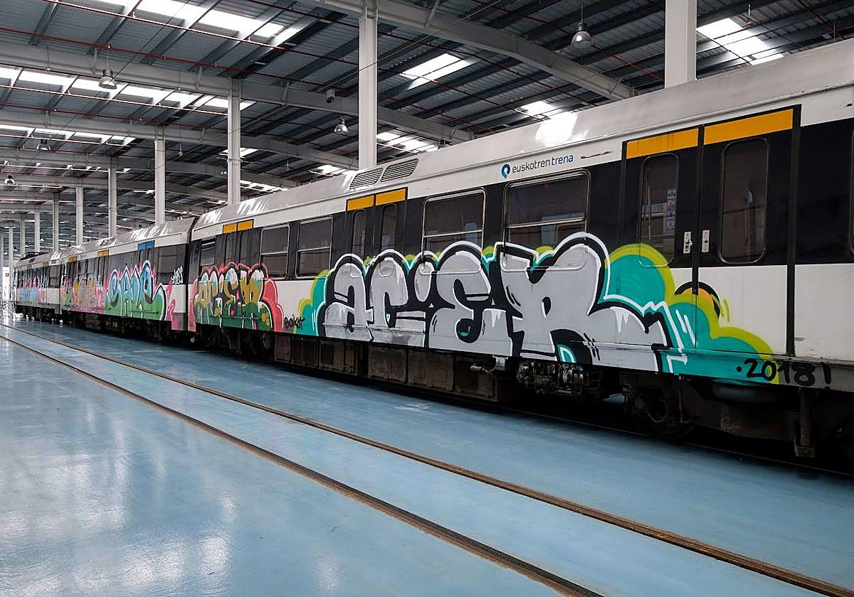 Trabajos de limpieza a un convoy de Euskotren con grafitis.