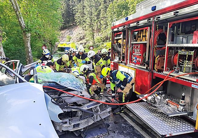 Los bomberos en el lugar del accidente.