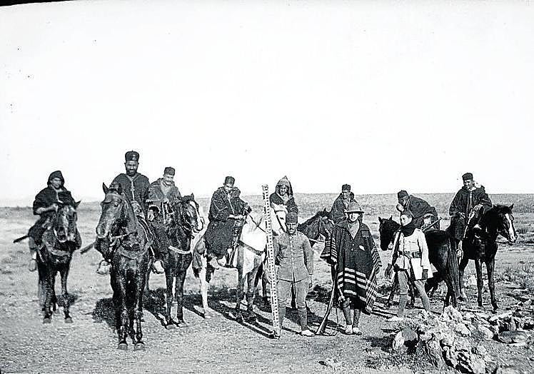 Imagen principal - Grupo de policías y obreros de su partida, en Dar Asugaf. Fusilamiento de Gabarda, Ychtinem. Eustaquio Berriochoa, a su llegada de Melilla. 