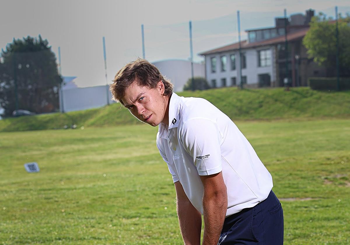 Borja Martín fija su mirada en el objetivo en la cancha de prácticas del club de Basozabal en San Sebastián.