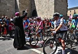 El obispo de Teramo, Lorenzo Leuzzi, bendice al pelotón en la salida.