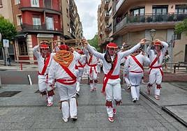 Los grupos de dantzaris se acercaron a todos los barrios de Hernani, ofreciendo un amplio repertorio de bailes.