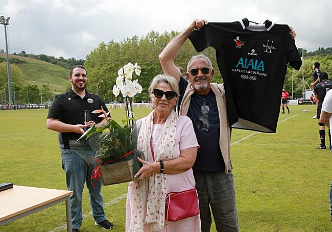 Arguiñano, junto a su mujer, homenajeado en la previa del partido.