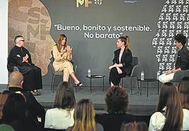 Helena Iturralde, Erika Gómez, Laura Chamorro y Eder Aurre, durante un momento de la mesa redonda en DVGunea.