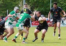 Un jugador zarauztarra trata de evitar ser placado este domingo en Asti ante el Independiente..